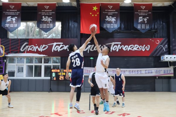 靠谱股票配资平台 工友变队友！工会“工BA”燃放施工现场