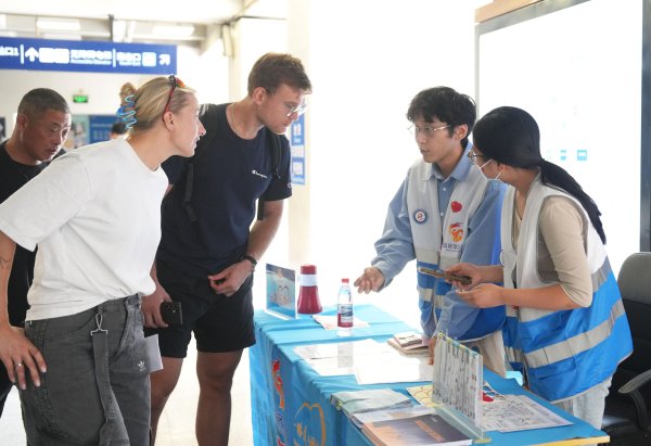 十大股票配资平台 精准指引方位！大学生“活地图”“英文通”车站上岗
