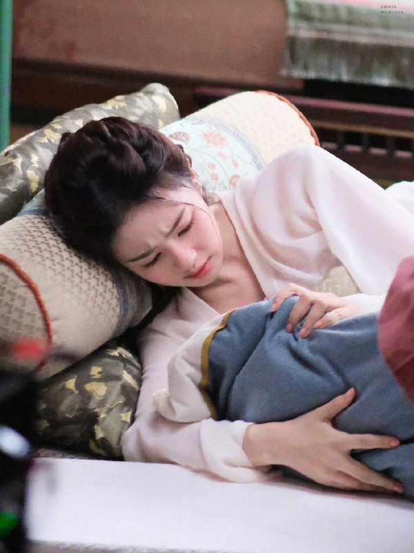 线上配资炒股网站 林允片场高烧吞药拒停机！零下10℃硬扛哭戏，收工秒变软萌小兔叽